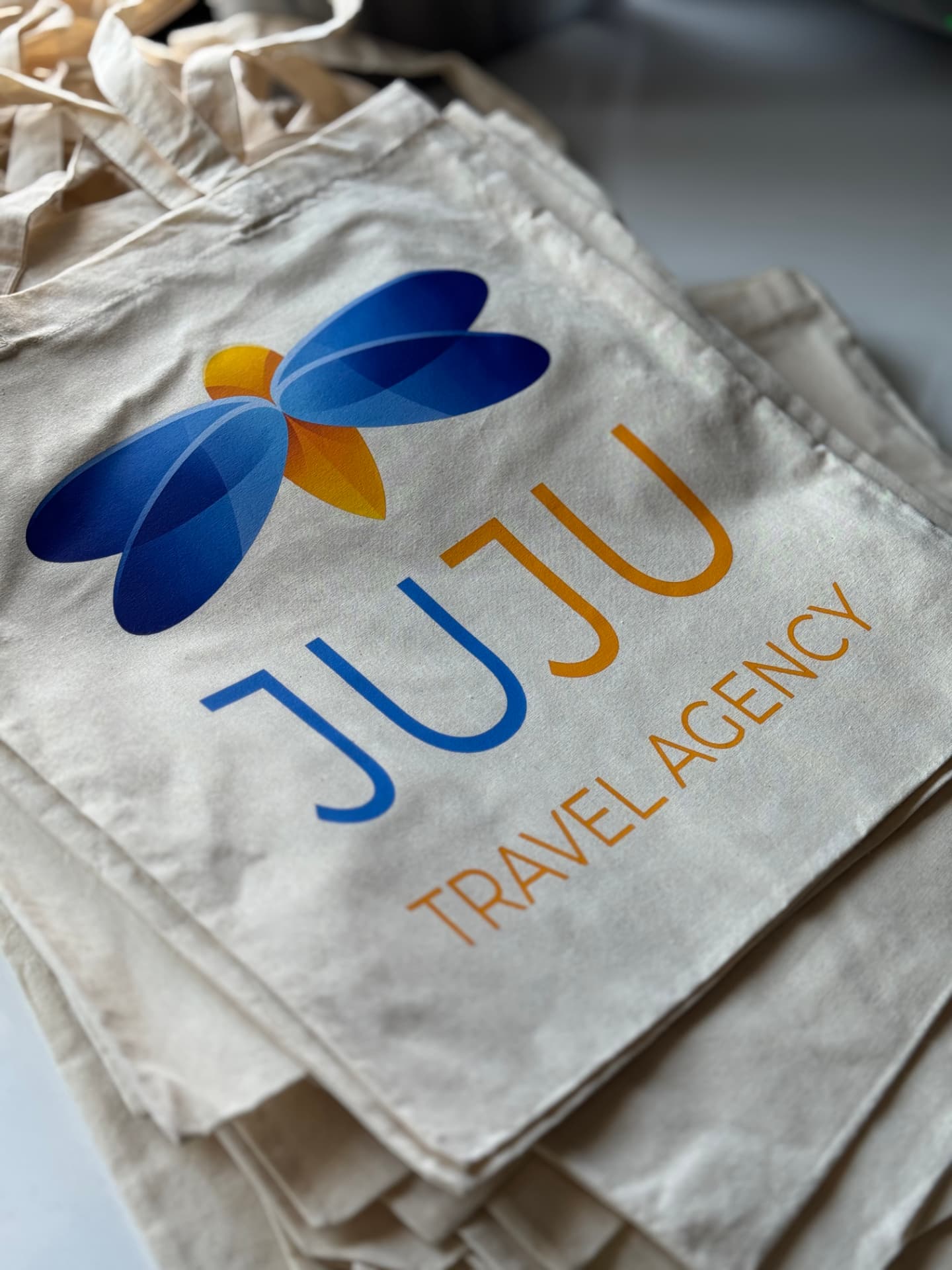Брендовані шопери JUJU Travel Agency